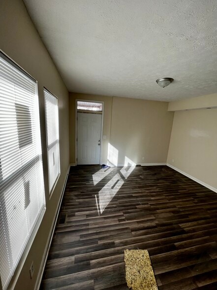 LR - 269 E 13th Ave
