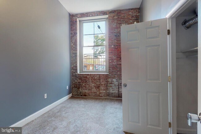 Building Photo - 507 N Paca St