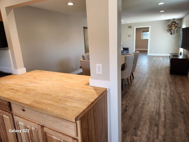 Building Photo - Beautiful home in a private country setting - Lots of light, Great Location.