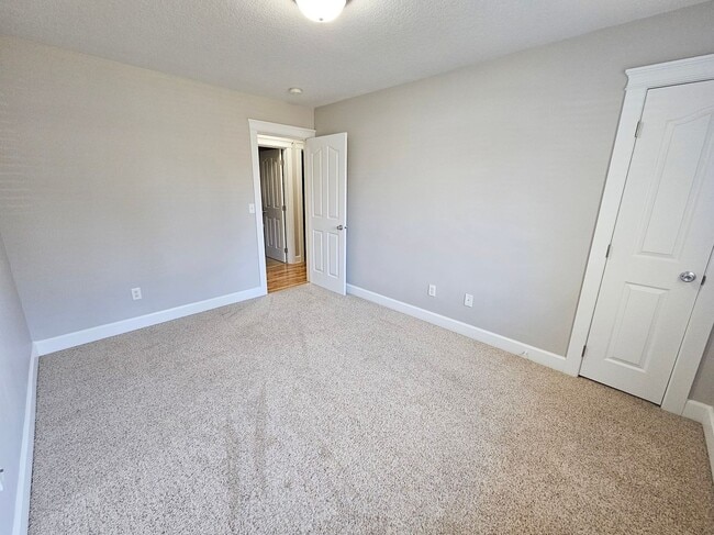 Building Photo - 917 N Cascade Dr