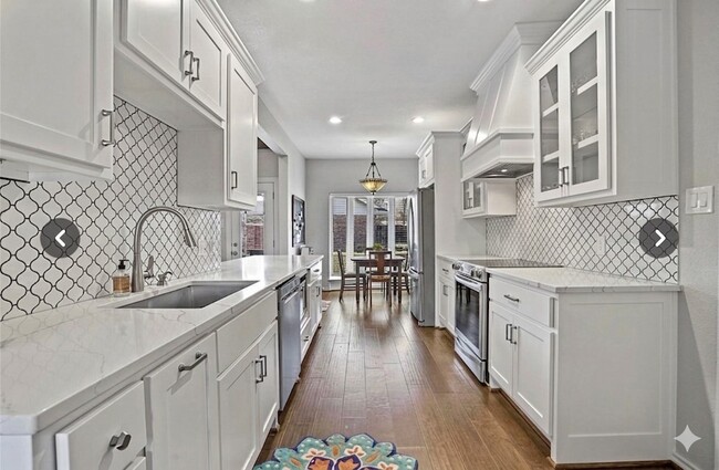 Building Photo - 4301 Bellaire Dr S