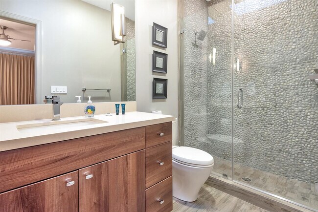 Building Photo - 3050 NE 43rd St