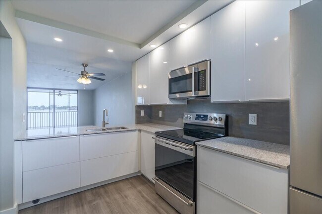 Building Photo - 113 Lake Emerald Dr