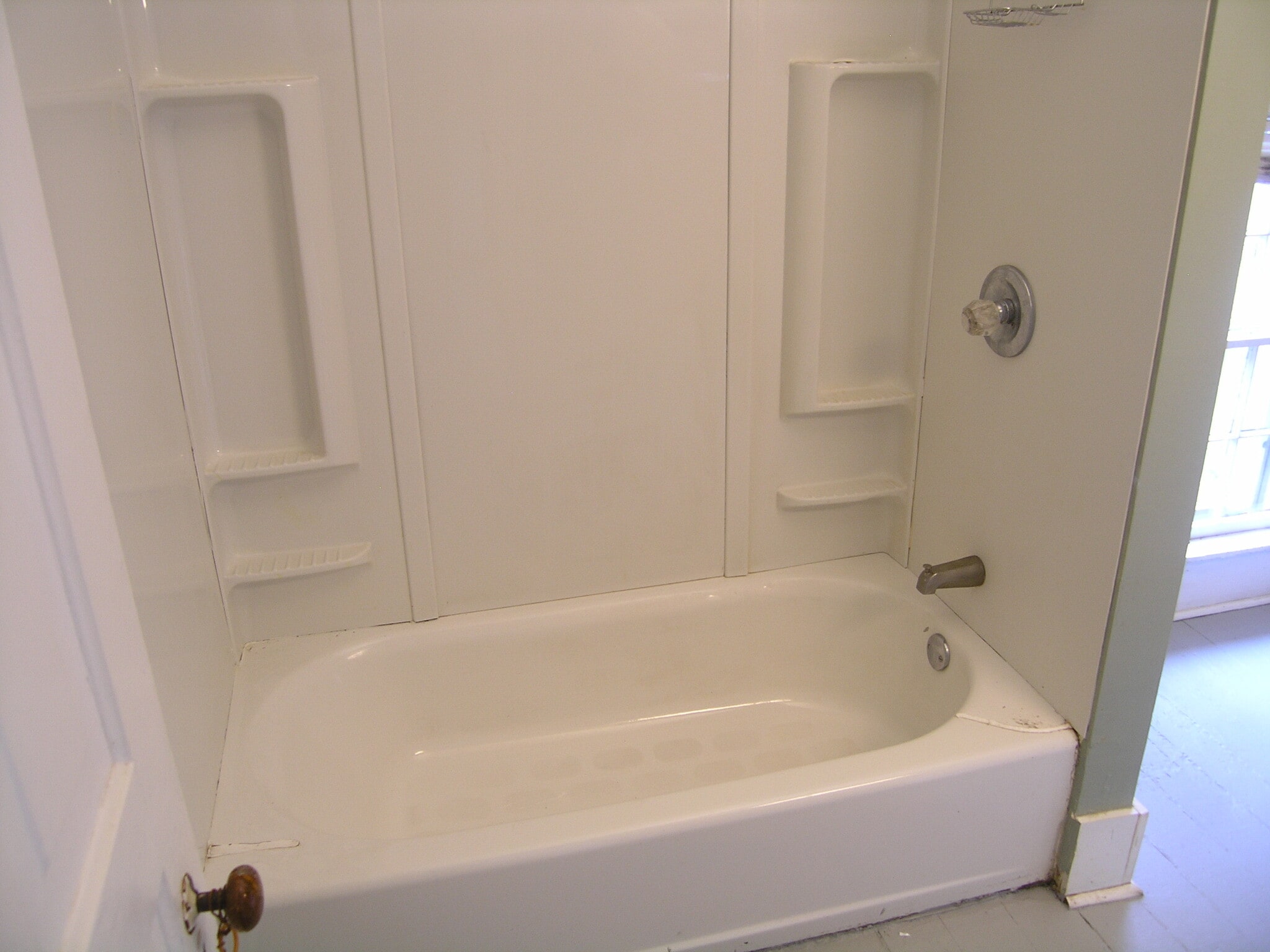 Full tub - 416 N Huron St