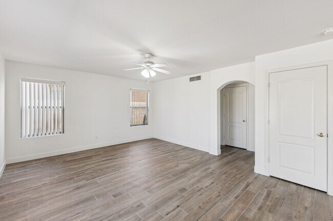 Building Photo - Spacious 2 Story 4 Bedroom 2.5 Bath Home L...