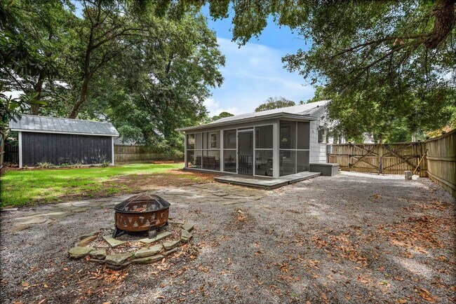 Building Photo - Old Village Cottage -Fully Furnished