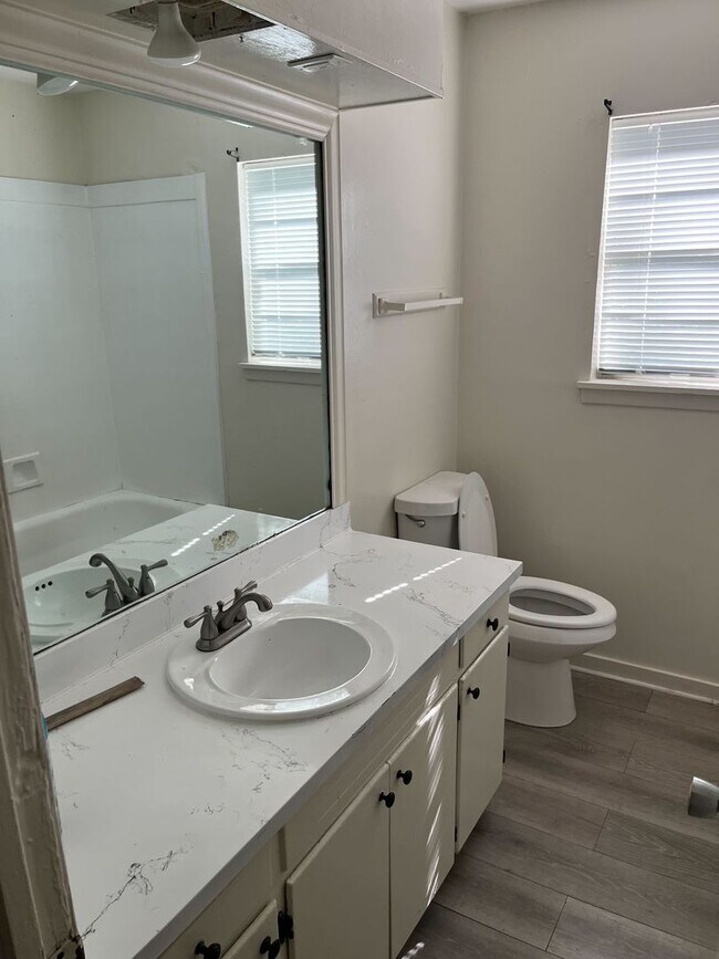 Building Photo - 3 Bedroom 1 Bath
