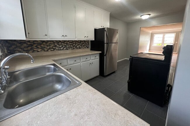 Building Photo - Beautiful 3 bedroom 2 bath + Den/office to...