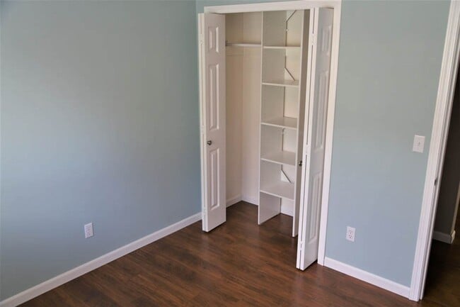 Building Photo - 3 bed 2 bath Big Garden, Close to park and...