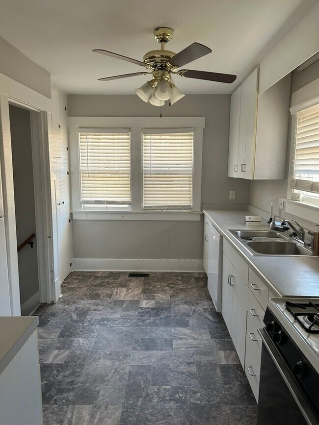 Building Photo - 204 S Linden Ave