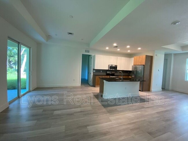 Building Photo - 2635 Starview Ave