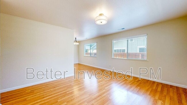 Building Photo - 832 S Orchard Ave