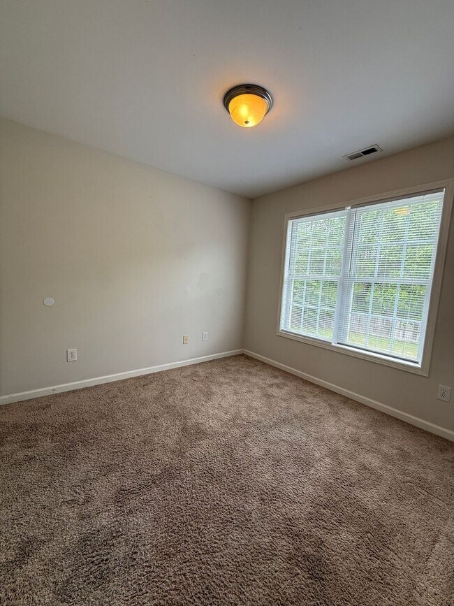 Building Photo - Cute 3 Bed 2.5 Bath Home with Bonus Room
