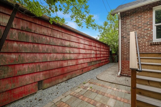 Building Photo - 2bd/1ba Seattle Home