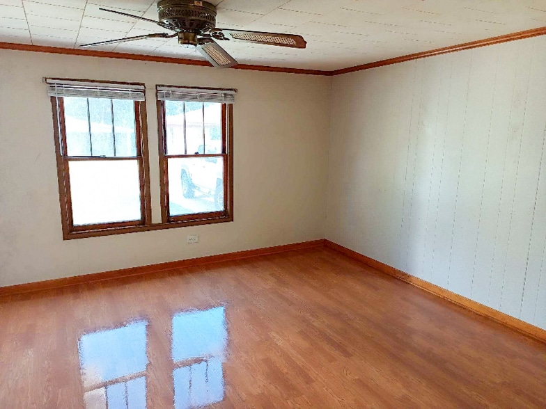 Building Photo - 915 E Ash St