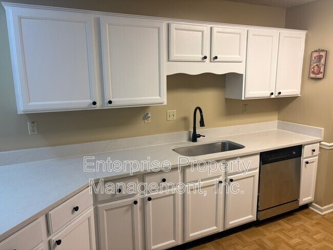 Building Photo - 6894 Hedgewood Ln