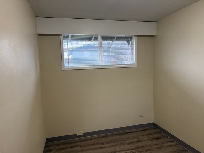 Building Photo - Updated 2 bedroom 1 bath duplex in Eugene!