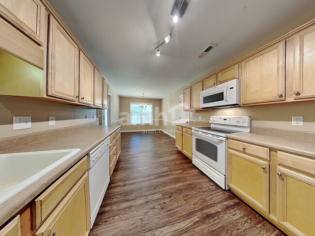 Building Photo - 1956 Longburn Dr