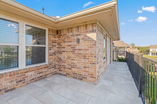 Building Photo - 10011 Lakeside Gables Dr