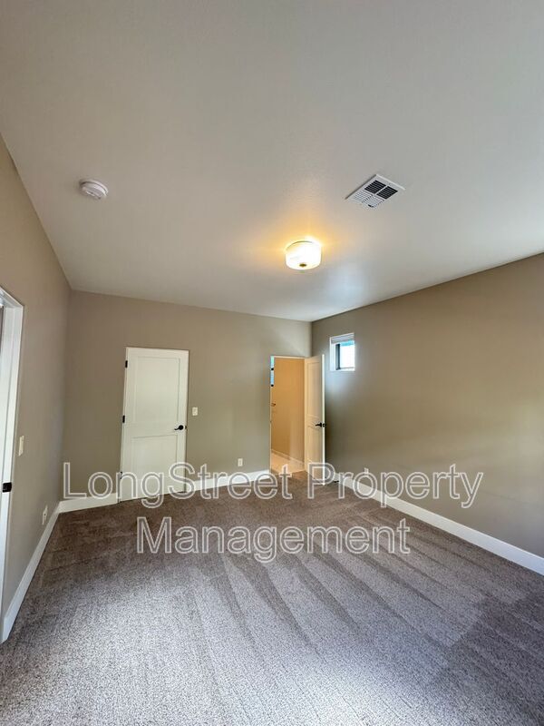 Building Photo - 3445 SW Buckeye Pl