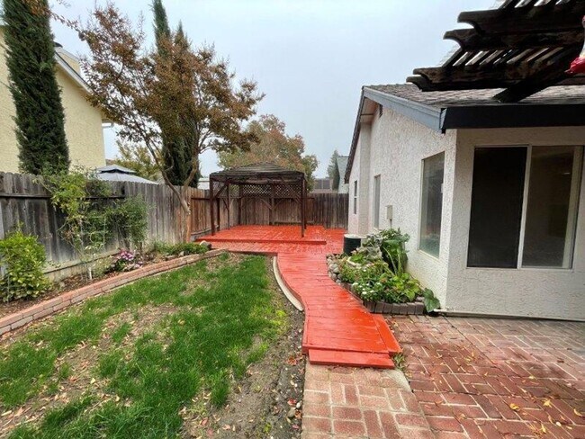 Building Photo - Fabulous 3 Bed 2 Bath home in the Heart of Elk Grove