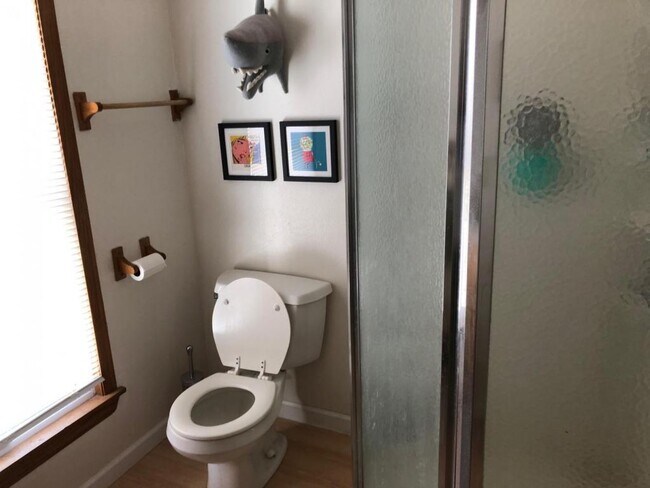 Building Photo - 1014 E Johnson St