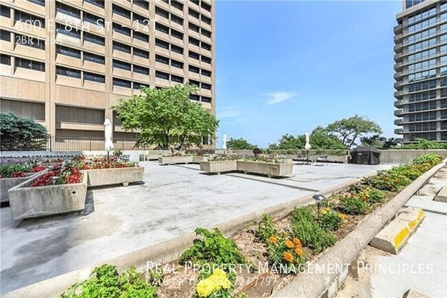Building Photo - 600 E 8th St