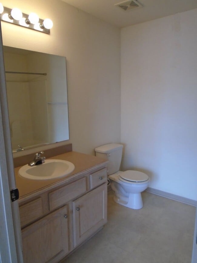 Building Photo - Spacious Apartment