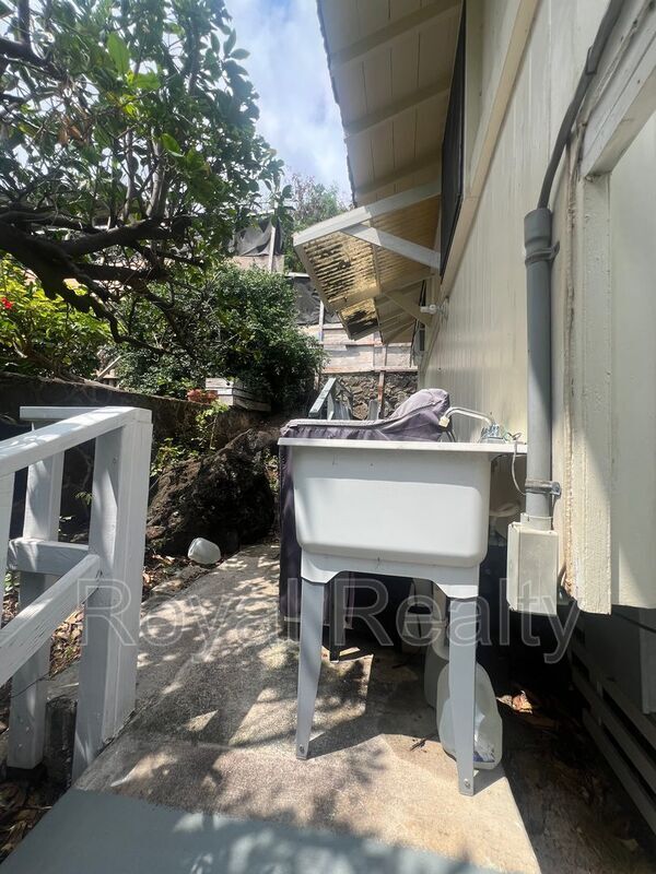 Building Photo - 3834 Anuhea St