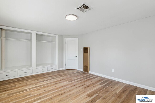 Building Photo - 802 S Everett St
