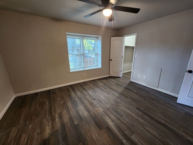 Building Photo - IMMEDIATE MOVE IN