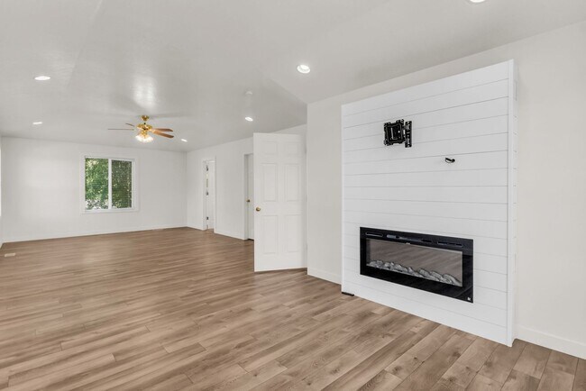 Building Photo - Spacious 5 Bed Kaysville Home with 3-Car Garage
