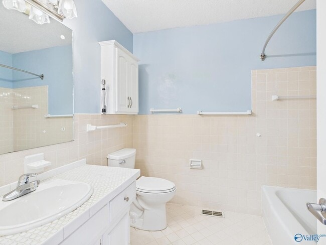 Building Photo - 2521 Lancelot Dr SE