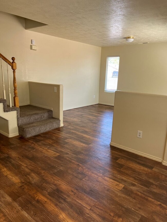 Building Photo - Nice 3 Bedroom, 2.5 bathroom townhome in S...
