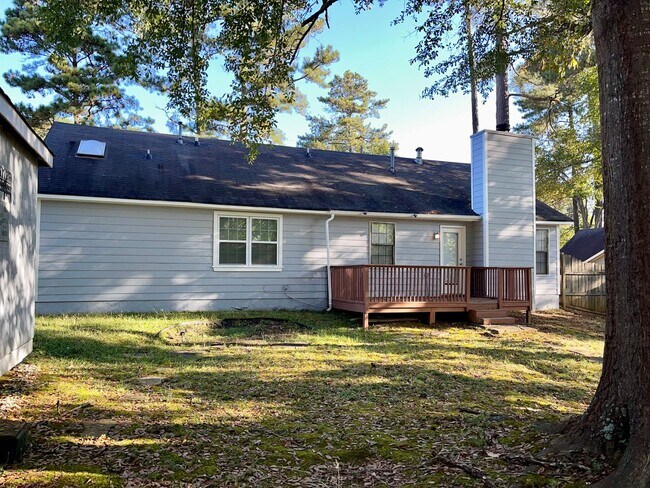 Building Photo - Spacious 3 Bed/2 Bath Ranch with Over 1800...