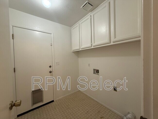 Building Photo - 2264 Americana Dr