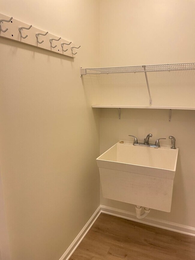 Building Photo - Beautiful 3 bedroom 2 bathroom Rancher in Great Manheim Location!