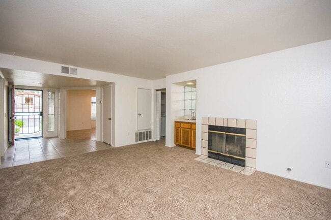 Building Photo - Spacious Dual-Master Condo!