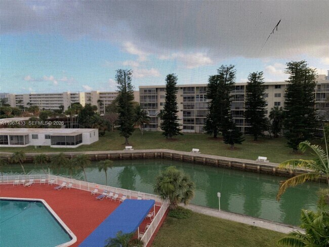 Building Photo - 2859 Leonard Dr