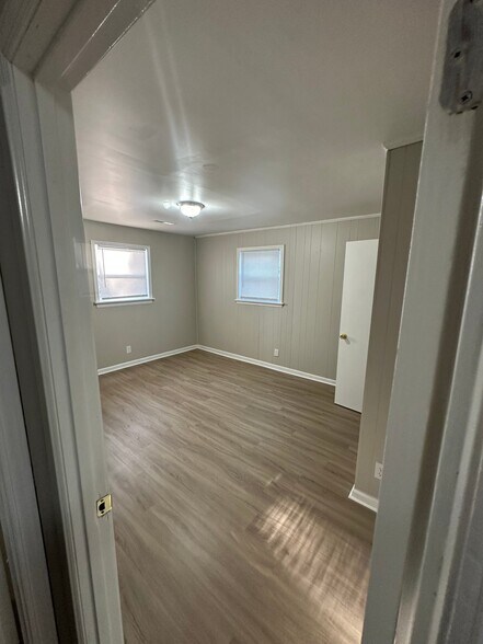 Building Photo - 525 N Graham Ave