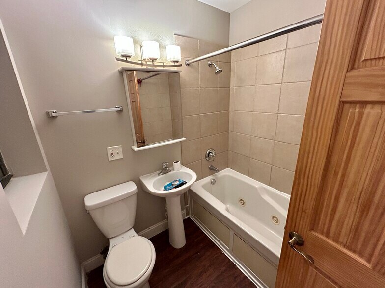 Building Photo - 1140 E Marquette Rd