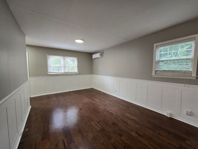 Building Photo - Live in Red Bank!