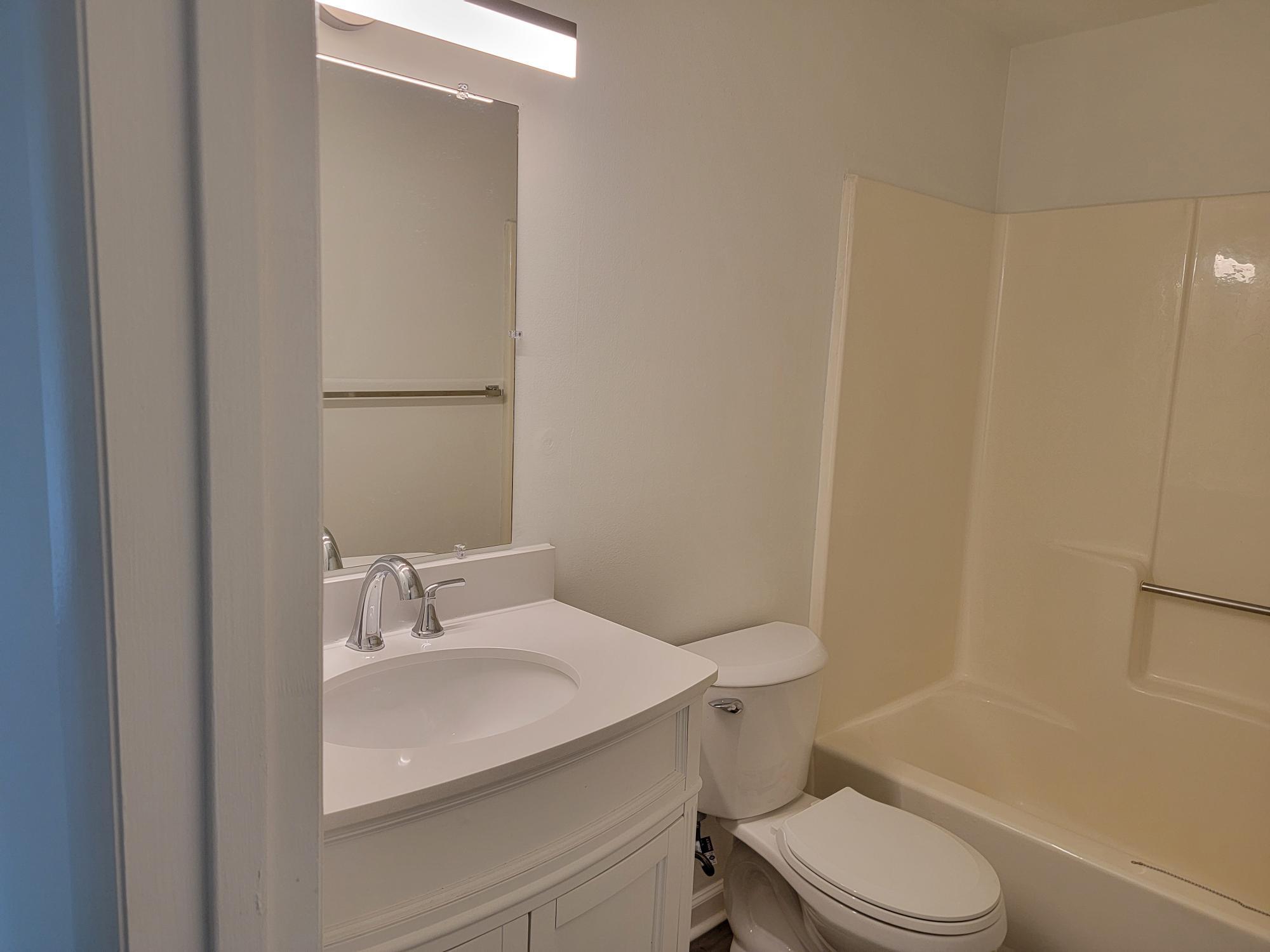 Hallway full bath - 1001 Nanroc Dr