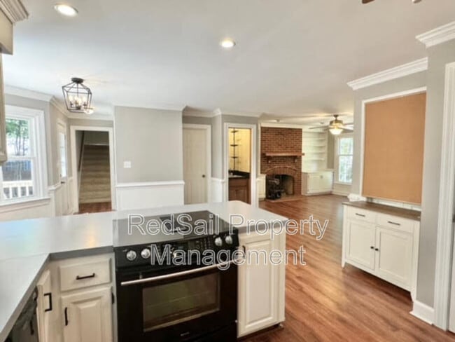 Building Photo - 114 Barclay Crescent