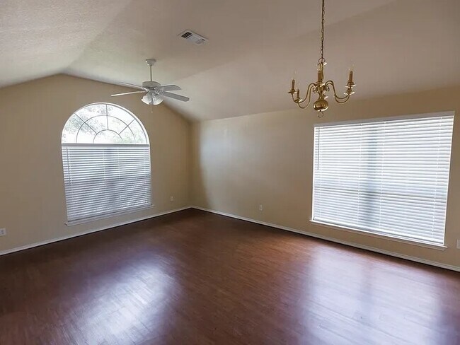 Building Photo - 2421 Collier Dr