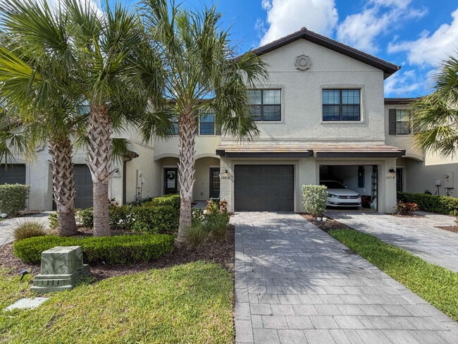 Building Photo - Newer-construction townhome in the highly desirable Lorraine Lakes