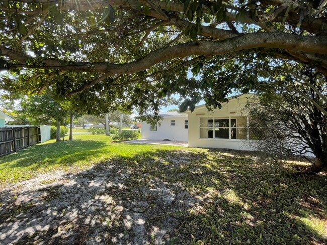 Building Photo - 1681 NW Palm Lake Dr