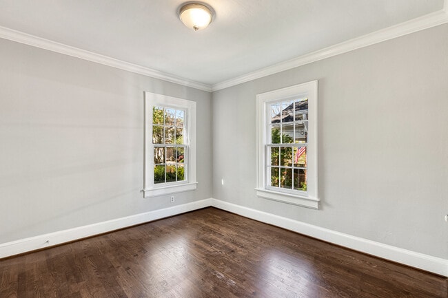 Building Photo - 666 Yorkshire Rd NE