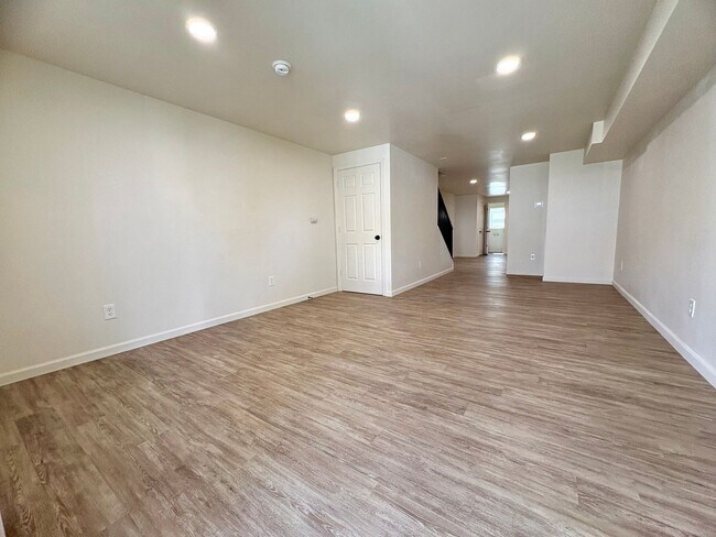 Building Photo - 518 E Cumberland St