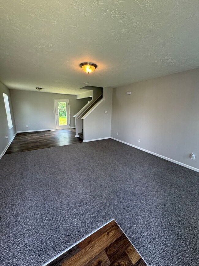Building Photo - Columbus IN  - 3 BR home with loft
